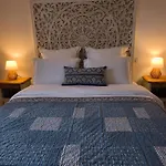 Chambre D'Hotes Villa Adoya Aigues-Mortes Intra Muros Piscine Calme Piscine Parking Gratuit Wifi Ascenseur