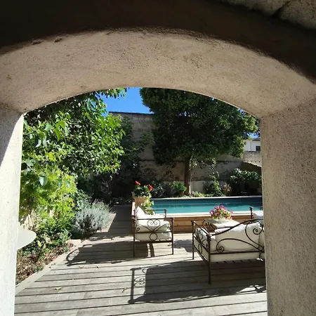 Adoya D'hôtes Intra Muros Au Calme Climatisation Réversible Piscine Wifi Ascenseur Parking Gratuit Bed and breakfast Aigues-Mortes